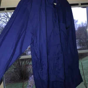 Snygg blå herrskjorta  - Säljer denna snygga blå herrskjortan i storlek M från Gulins business design. Skjortan är lagad i ena fickan, men som ni kan se på bilden ser det nästan ut som ett snyggt märke istället😅 Man kan också täcka över lagningen med en brosch eller liknande om man vill det. Men p.g.a detta säljer jag skjortan för endast 30 kr. Priset kan även diskuteras💕