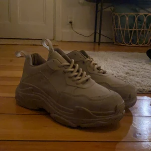 Chunky sneakers NELLY storlek 37 - Säljer dessa sneakers i storlek 37 💓(använda 1 gång)  pris: 150 kan mötas upp i Stockholm/ hämtas på Östermalm, önskas frakt står köparen för det☺️