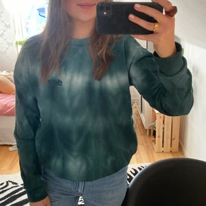 Pull&Bear - batikfärgad sweatshirt - Köpt på herravdelningen på pull&bear och är använd fåtal gånger. Kommer inte till användning längre därför säljer jag den. Storlek S men somsaga köpt på herravdelningen så sitter bra på mig som är M. Skriv för mer bilder eller frågor, frakt tillkommer!🐻