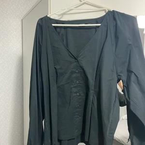 Blus / tröja topp - Säljer denna blus från bikbok som är helt oanvänd! Den är för stor på mig därav sälja den. Pris kan diskuteras kontakta för mer!🥰 Den är I storlek XL men passar även L och möjligtvis M då den har som en korsett runt midjan.