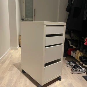 IKEA byrå - IKEA malm byrå. Köpt för ca 6 månader sen. Fint skick säljer pågrund av flytt och har inte plats