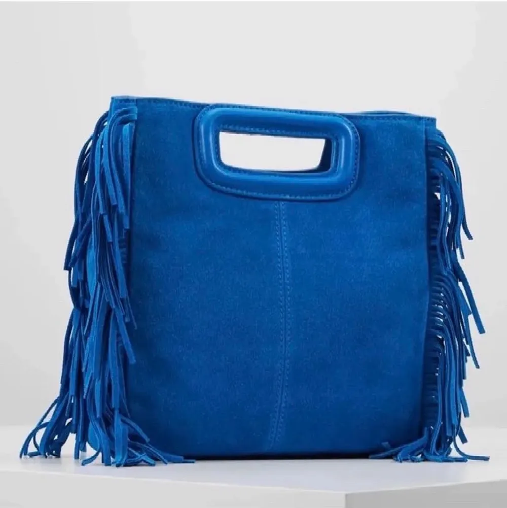 Säljer nu min blåa Maje vöska i mocka. Den är sparsamt använd och är som ny! Väskan är i den större modellen och  man får med den guldiga kedjan!💗💓💗. Väskor.