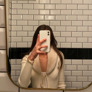 Zara stickad kofta med päls strl XS - Använt bara 1 gång, jätte bra i skick!!💕 original pris är 400kr, säljer för 270