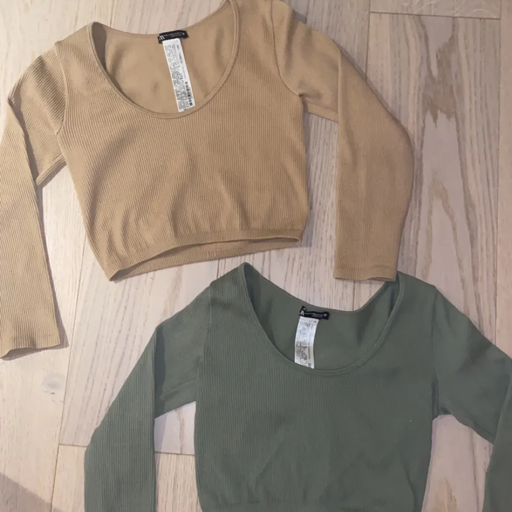 Säljer dom här 2 sköna tröjorna från zara, knapt använt, köp båda för 100 eller en för 50, köparen står för frakten💕. Tröjor & Koftor.