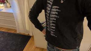 Långärmad tröja med artisten Years & Years på. Köpt på en konsert och är i storlek S. 