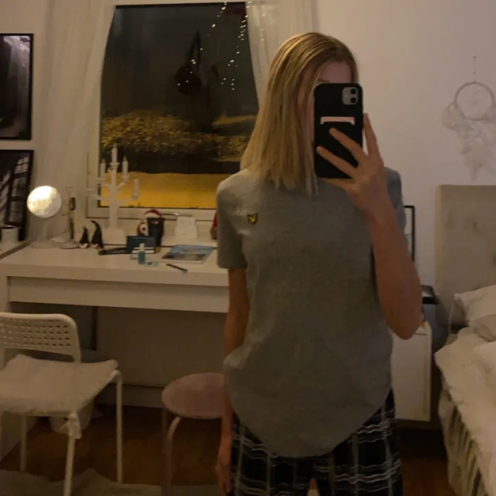 Säljer min fina Lyle&scott t-shirt pågrund av att jag inte använder den längre. Den har ett litet hål på sidan men syns knappt vid användning 💗. T-shirts.