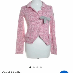 Odd Molly kofta  - Jätteskön kofta från odd Molly🥰 första bilden är liknande till den jag säljer! Färgen är ljus/gammel rosa som knyts i sidan! Koftan är även i bra skick😍köparen står för frakten😚 skriv för fler bilder❤️