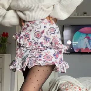 Supersöt blommig kjol från bikbok, använd 1 gång och är i mycket bra skick! Kan behöva strykas dock🤪💗