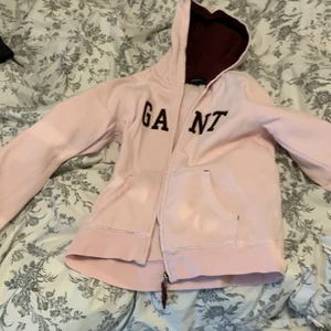 250 storlek 146-152 XL i barn - Jag säljer denna Hoodie för 250kr plus frakt normal pris är ca 500kr. 