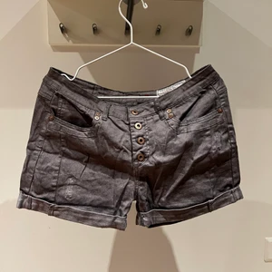 Demin shorts  - Mörkgrå demin shorts i strl 36. Frakt priset baseras på vikten!