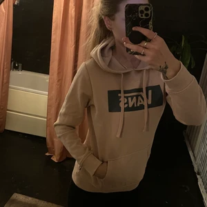 Vans hoodie  - Vans hoodie i nyskick, storlek S, gammelrosa i färgen.