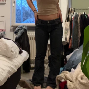 Jeans - Snygga lågmidjade jeans som inte kommer till användning längre. I bra skick och allt, skriv om du har några frågor💕 Perfekt i längd för mig som är 166.