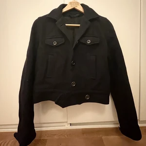 Acne Jeans - Supersnygg och stilsäker Ulljacka i bra skick från Acne Jeans. Jackan är i storlek M/38 men passar en person som har S/M då den är lite liten i storleken.