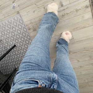 Jeans från monki - Jeans från monki i storlek 27, använda fåtal gånger så i nyskick.