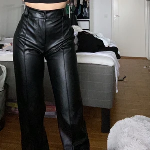 zara skinnbyxor - SUPERsnygga skinnbyxor från zara som tyvärr inte passade mig! Helt oanvända och prislapp kvar, nypris: 399, mitt pris 180+frakt! Är i strl xs men skulle även passa en s