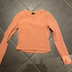 Säljer denna långärmade tröja från Gina i en jätte fin rosa färg. Strl Xs, är men väldigt stretchiga i materialet så passar även S. Använd ett fåtal ggr. Hör av dig om du är intresserad💕💕