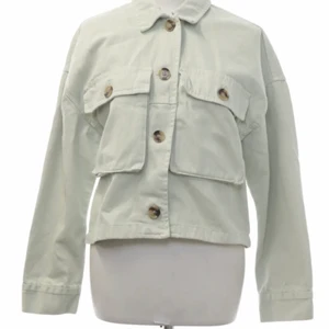 Jeans jacka  - (BILDEN TAGEN FRÅN INTERNET)  Säljer nu min mintgröna jeansjacka från zara eftersom den tyvärr är lite för liten och inte riktigt min stil längre. Den har inte använts mycket och är därför fortfarande i bra skick. Säljer för 100kr. 💕