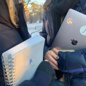 Planeringsblock - Hej, går trean på gymnasiet och har ett UF som heter frame. Vi säljer super fina planeringsblock- super bra inför det nya året🥳😎 kontakta mig här eller på vår instagram om ni är intresserade⭐️⭐️⭐️ 