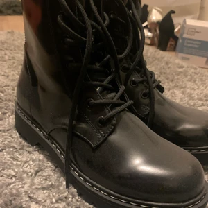 Skor - Säljer dessa stövlar då de ej aldrig använts eftersom de inte passar min stil! Köpt för 400. 