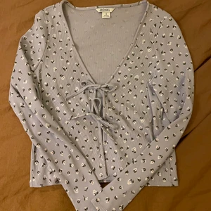 Kofta - Säljer denna söta kofta/tröja. Använd en gång. Väldigt skönt och stretchigt material. Finns en fläck på insidan av tröjan, syns dock inte på (går säkert bort med lite husmorsknep!). Är i storlek M, men passar även S.