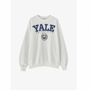 Sweatshirt  - Säljer min YALE sweatshirt från pull & bear. Då jag inte får användning av den, den är använd ett fåtal gånger så den är i ett bra skick. köpare står för eventuell frakt!✨