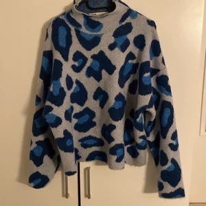 Stickad tröja från zara - Blåmönstrad stickad tröja från zara, använd bara 2 gånger.