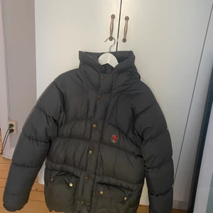 Fjällräven jacka - Härlig och varm dunjacka. Den är i xs men passar i S-M. Den är i bra skick därav priset. Buda från 1500 eller köp direkt för 2000kr. Köparen står för frakten