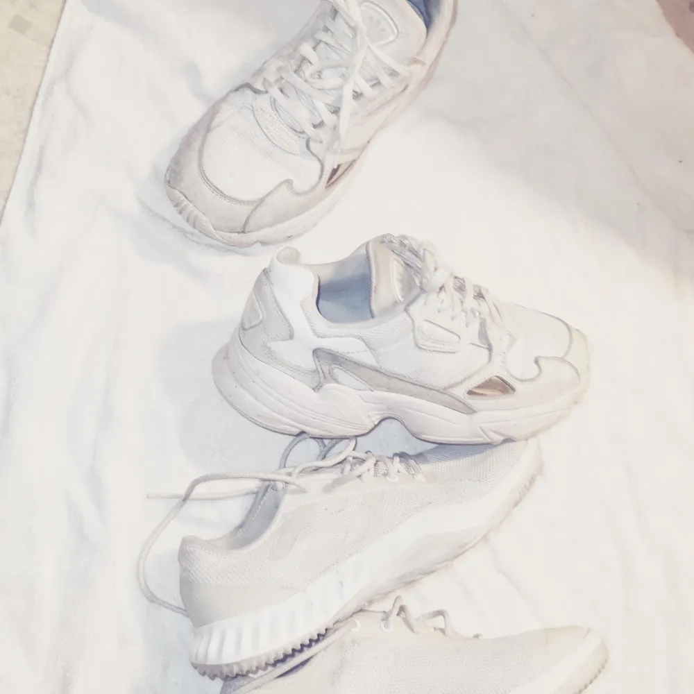 2 olika par sneakers Adidas. Se bilder för modell & storlek. Ena är en chunky modell. . Skor.