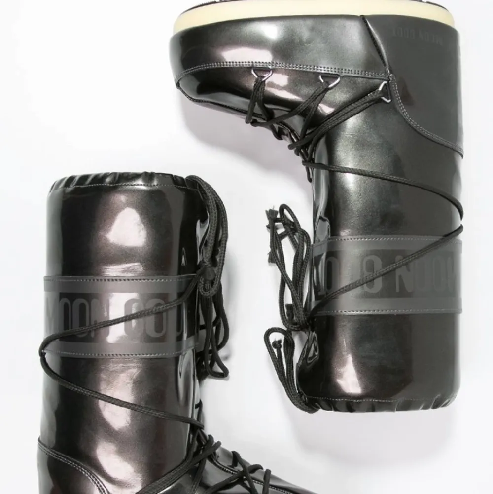 Säljer nu mina moon boots i glansig svart. Använda ett fåtal ggr. St 39-41 och är för stora för mig. Köpte för 1795 kr. Skor.