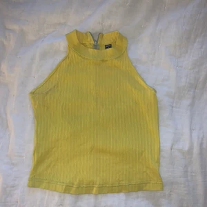 Gul crop top - Gul crop top med polokrage. Fint skick!
