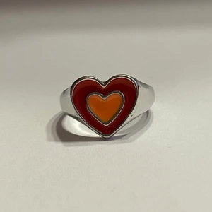 Ring - Silverring i form av orange hjärta.