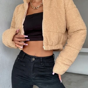 Dragkedja jacka - Jag köpte den nyss men den var inte min storlek.  Den är jätte fin darför väljer jag att  säljer den