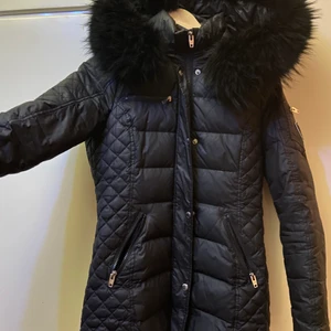 Rock and blue vinterjacka äkta päls 36 - Rock and blue vinterjacka med äkta päls. Använd sparsamt den är i fint skick. Storlek 36