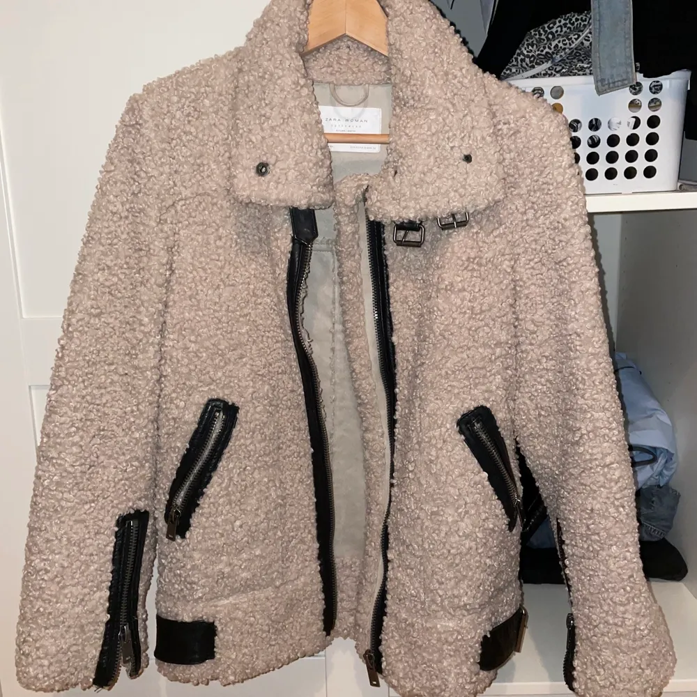Intressekoll, blazerjacka i ull imitation från Zara super sött till våren! Älskar denna menar något liten för mig!. Jackor.