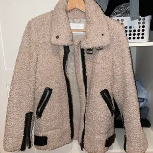 Intressekoll, blazerjacka i ull imitation från Zara super sött till våren! Älskar denna menar något liten för mig!