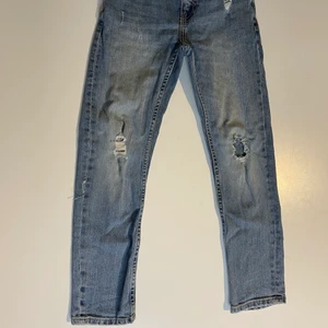 Barn-Jeans från Lager157 i strl 140 - Jeans i väldigt bra skick, så gott som oanvända. Lite tajtare i passform men fortfarande pösiga som vanliga jeans! Har resorband i midjan så att man enkelt kan ändra hur tajt de sitter runt midjan istället för att använda bälte! Har en hel garderob fylld med massor av andra kläder i samma storlek, om någon har intresse för fler plagg :) Om köparen bor utanför sthlm och inte har möjlighet att hämta, står köparen för frakten.