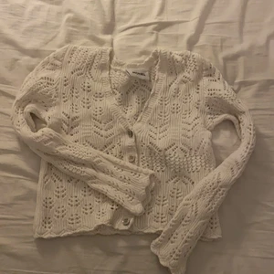 Kofta från monki - Säljer denna supersöta vita kofta från monki i xs💗 frakt ingår i priset😘