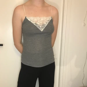 Hollister linne - Gulligt Hollister linne med blomm spets perfekt till sommaren. Super stretchig och bekväm, är i storlek xs men passar även mig bra som har storlek s