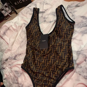 Fendi baddräkt  - Sjukt snygg Fendi baddräkt med öppen rygg. Aldrig använd och prislappen är på , storlek L mindre i storlek men passar s/m. Kan även användas som en topp🤎