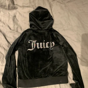 Juicy couture kofta - Säljer denna juicy kofta i storlek S. Tappat några pärlor på märket fram. Ordinarie pris 1200