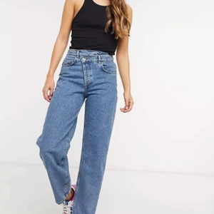 Originella jeans - Hej, jag säljer ett par ljusa jeans från Asos med en sne gylf. Jättefina jeans i toppen skick. Jag kan skicka fler bilder (egna). Dom jag har är samma modell fast lite ljusare i färg (bild 3). 💕