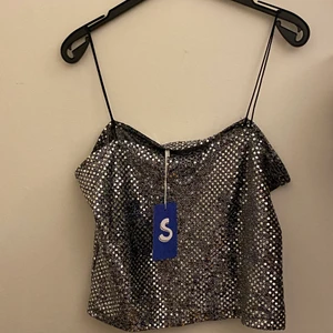 Glittrig topp - Jätte fin topp, perfekt till nyår! Köpt på sellpy men aldrig använd av mig. Sitter verkligen jätte fint på! 