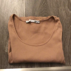 tröja - tajt ribbad tröja, beige, ärmarna är till lite under armbågarna, skönt material som inte kliar, storlek XS/S. Kan mötas upp i Malmö eller posta men då står köparen för frakten. Kontakta för mer info 