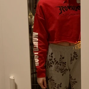 Röd magtröja - Purpose - En röd magtröja i storlek M. Lite för stor på mig men sitter ändå fint. Använd nån enstaka gång men legat i garderoben i ca 2 år. Fräsch utan skador.