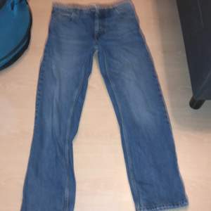 Säljer tre par jeans. 1a är storlek 29/30 den andra är storlek 28/30 och den 3e är också 29/30