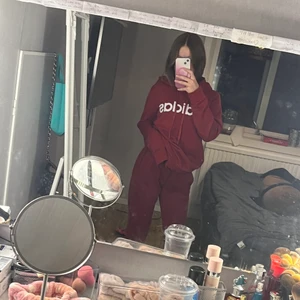 Adidas tracksuit - Adidas tracksuit som är köpt för 1500 som endast varit testad säljer den för 900 men priset går självklart att diskuteras vid och kan sänka priset vid snabbt köp, super fin och väldigt bra kvalitet💕 storlek small men passar mig som har xs perfekt