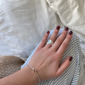 Silverring pilgrim - En silverring från Pilgrim, säljer då jag rensar och den tyvärr inte kommer till användning. I butik 349 jag säljer den för 200. Jag har två annonser uppe köper du både ringar kan du få dem båda för sammanlagt 300 kr inklusive frakt