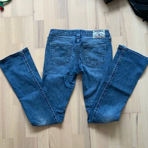True religon jeans - Säljer mina super fina lågmidjade true religon jeans som har blivit för små för mig! Dem är super fina med coola detaljer på bland annat fickorna! Innerbenslängden är 83cm och midjemåttet är 39cm❤️ Om flera är intresserade blir det budgivning! BUD: 350