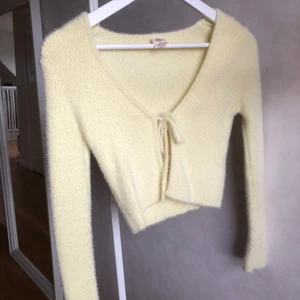 Pastellgul kofta från Urban outfiters - En jättesöt pastellgul kofta från Urban outfitters (färgen är lite svår att fånga i bild). Den är använd ett fåtal ggr och har inga defekter, som ny!💕 skriv om ni är intresserade eller om ni har frågor! (köpare står för frakt)