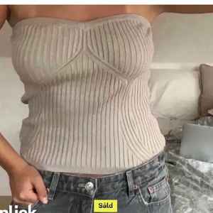 Bandeau-topp - Superfin bandeau-topp från H&M, använd fåtal gånger. Kontakta vid fler frågor!